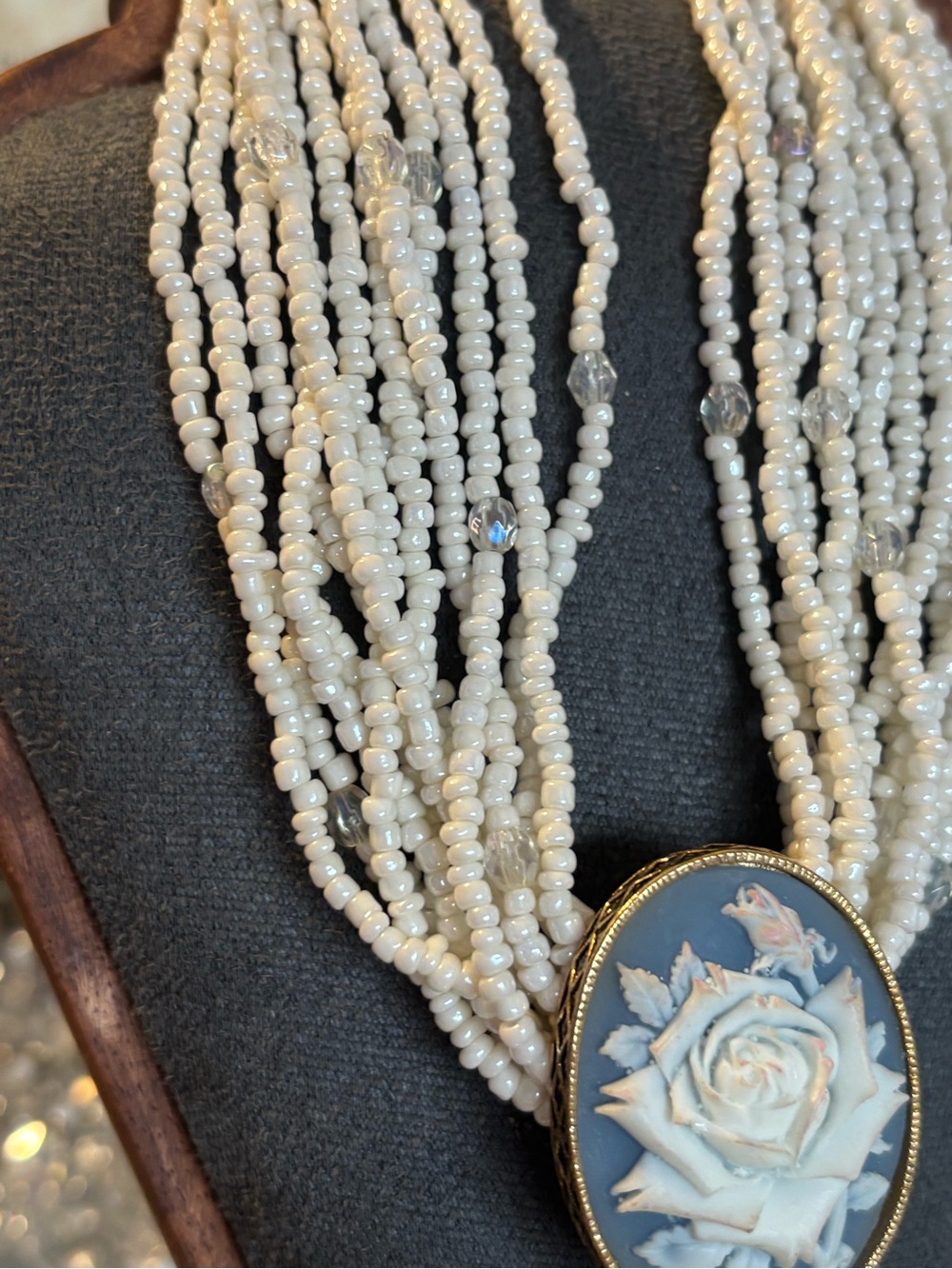 Avon vintage multi-strand seed bead and rose cameo necklace - Picture 6 of 12